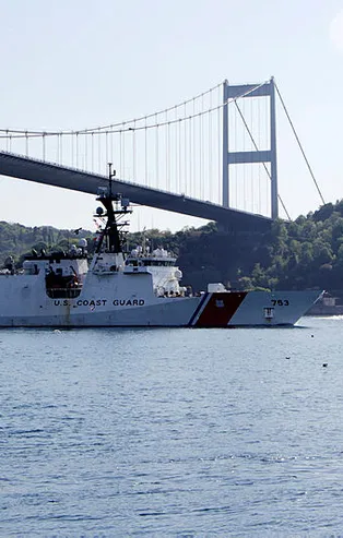 İstanbul Boğazı'nda hareketli saatler! Sahil güvenlik botları eşlik etti