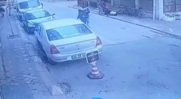 1649062015231.jpg İstanbul'da sokak ortasında kız kardeşine dehşeti yaşattı! Üstünde sopayı kırdı bayıltana kadar dövdü-4