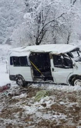 Samsun'da ikizleri ayıran kaza! Öğrenci servisi takla attı: Ölü ve yaralılar var
