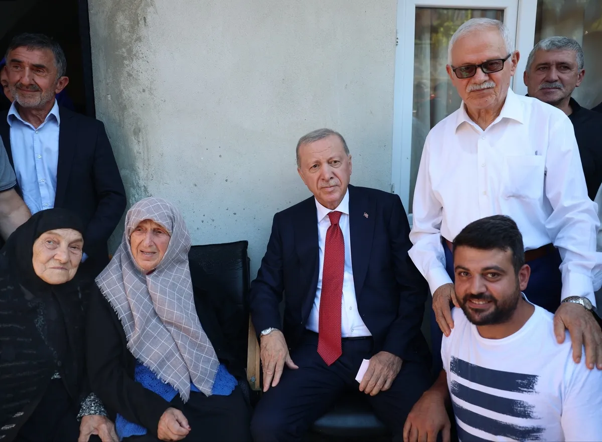 baskan-erdogandan-ahde-vefa-rizede-komsularini-ziyaret-etti-1789298364237.jpeg Başkan Erdoğan'dan ahde vefa! Rize'de komşularını ziyaret edip hayır dualarını aldı-2
