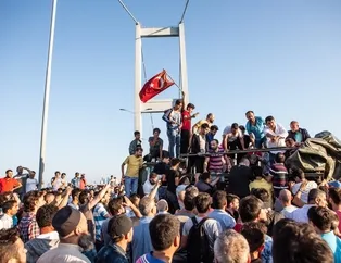Foto muhabirlerinin gözüyle 15 Temmuz... O gece köprüde neler oldu? Sigaralı adam, dubalı amca...