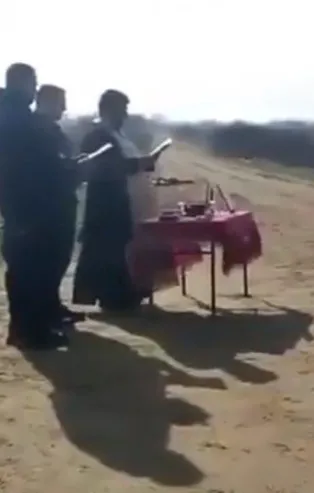 Sonunda bu da oldu! Türkiye sınırına gelen papaz Yunan polisini kutsadı