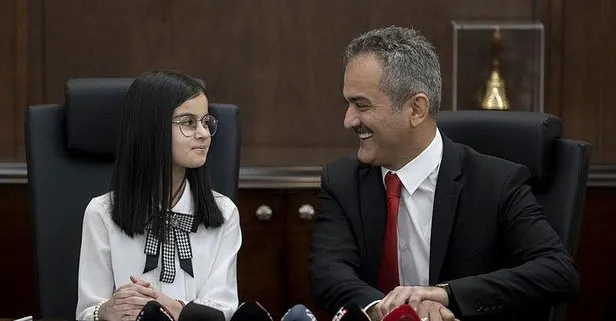 Milli Eğitim Bakanı Mahmut Özer koltuğunu 10 yaşındaki Yağmur Sena’ya devretti