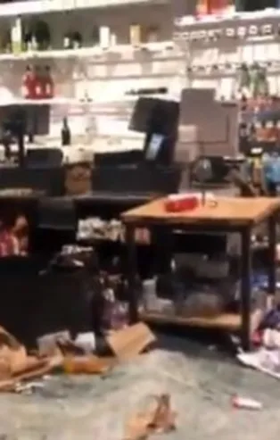 Paris'te eylemciler yağmalara devam ediyor