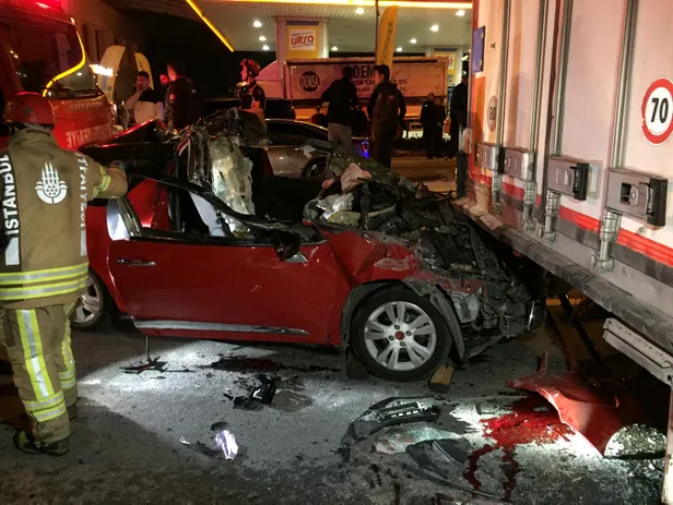 Pendik'te feci kaza! Otomobil park halindeki TIR'a çarptı: 1 ölü, 2 yaralı-1