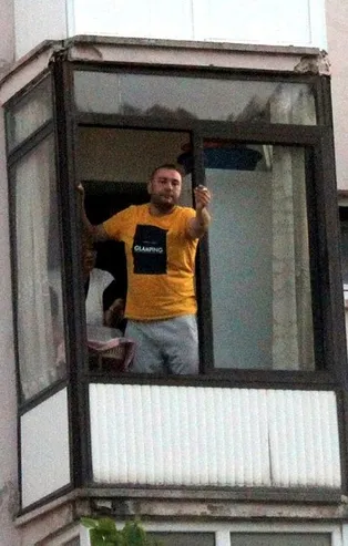 Kaçtığı evin balkonundan polislere böyle seslendi: Hadi gelin de ceza yazın! Yer: Muğla