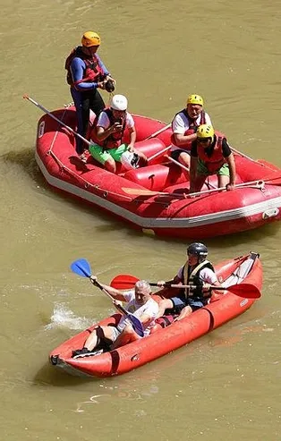 Binali Yıldırım, memleketi Erzincan'da rafting yaptı, nehirde yüzdü