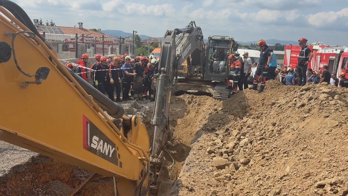 tuzlada-insaat-alaninda-gocuk-1-isci-icin-arama-baslatildi-1786452303611.jpeg Tuzla'da inşaat alanında toprak kayması: 1 işçinin göçük altında kalma ihtimaline karşı arama başlatıldı-4