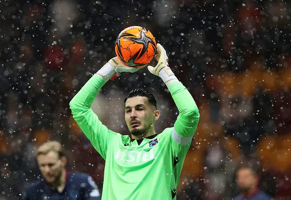 ugurcan-cakir-trabzonsporun-kalesinden-top-gecirmiyor-1643449191200.jpg Uğurcan Çakır, Trabzonspor'un kalesinden top geçirmiyor-5