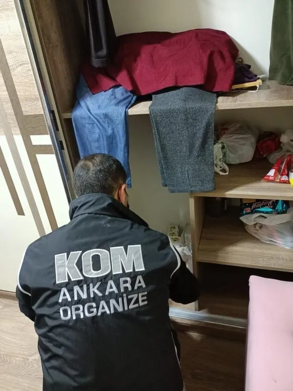 ankarada-hamam-bocegi-operasyonu-eroin-bonzai-1644665760657.jpg Ankara’da hamam böceği operasyonu! Eroin, bonzai...-2