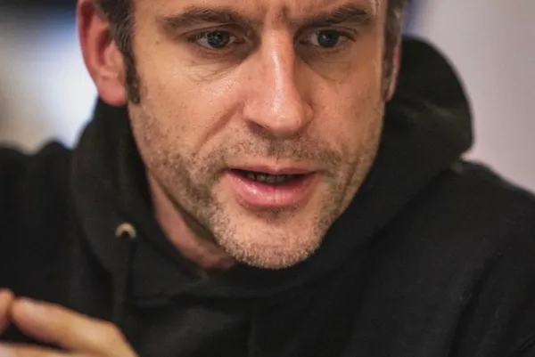 macronun-zelensky-tarzi-alay-konusu-oldu-ozenti-yorumlari-geldi-1647329655977.jpg Macron'un Zelensky tarzı alay konusu oldu! Özenti yorumları geldi-2