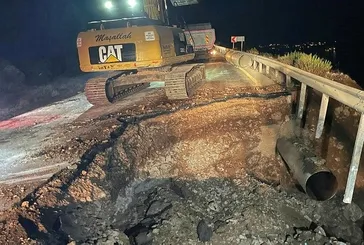 Bodrum'da içme suyu isale hattında meydana gelen patlama sonucu yol çöktü: 24 saat su yok