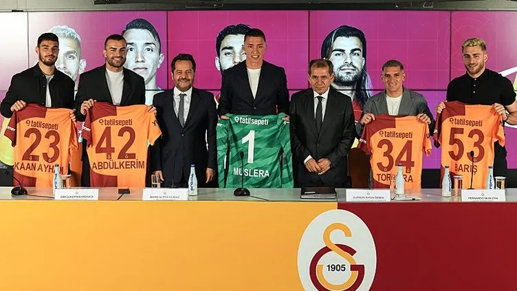 İZLE I Galatasaray’da imza töreni! 5 oyuncunun sözleşmesi yenilendi