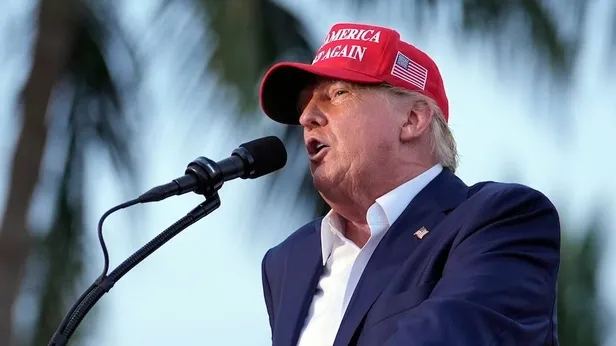 ABD Başkan adayı Donald Trumpa suikast girişimi! Kurşun kulağı sıyırdı kanlar içinde kaldı: 20lik suikastçı EX | CANLI TAKİP