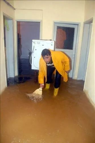 Bursa’da Ev ve İşyerlerini Su Bastı