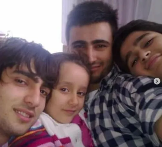 1 değil 2 değil Mert'e tam 5 kardeş! Yalı Çapkını'nın Ferit'i Mert Ramazan Demir'in 5 kardeşi var ve hepsi birbirinin aynısı-5