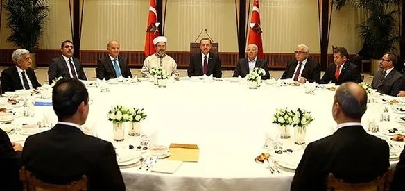 TBMM Genel Kurulu, ''muharrem iftarı'' dolayısıyla ilk kez birleşime ara verdi. Meclis lokantalarında muharrem orucu tutanlar için etsiz ve soğansız yemekler menüye dahil edildi.