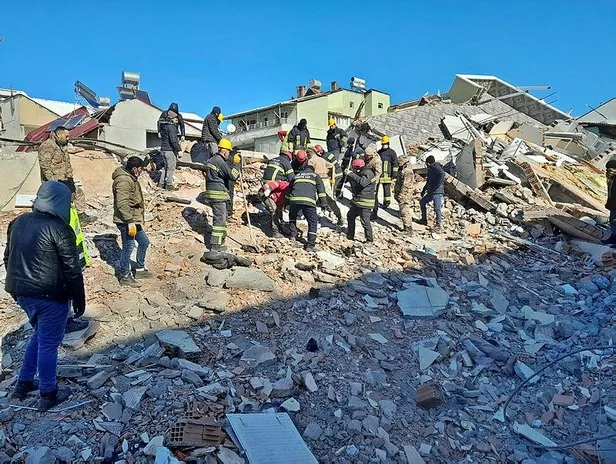 deprem-bolgesinde-hirsizlik-yapan-bir-grup-polis-ekipleri-tarafindan-kiskivrak-yakalandi-1675974057969.jpeg Deprem bölgesinde hırsızlık yapan bir grup, polis ekipleri tarafından kıskıvrak yakalandı-2