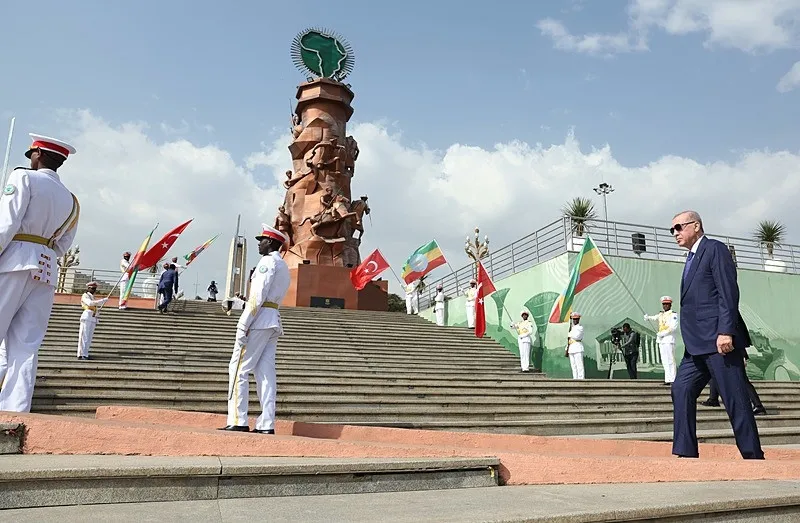 ZAFER ANITI'NA ÇELENK BIRAKTI-1
