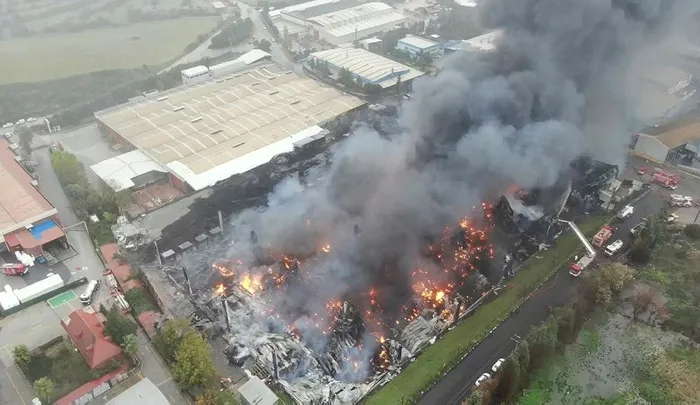 kocaelide-palet-fabrikasinda-yangin-baska-fabrikalara-da-sicradi-1702112709191.jpeg Kocaeli'de lojistik fabrikasının deposunda çıkan yangın söndürüldü!-3