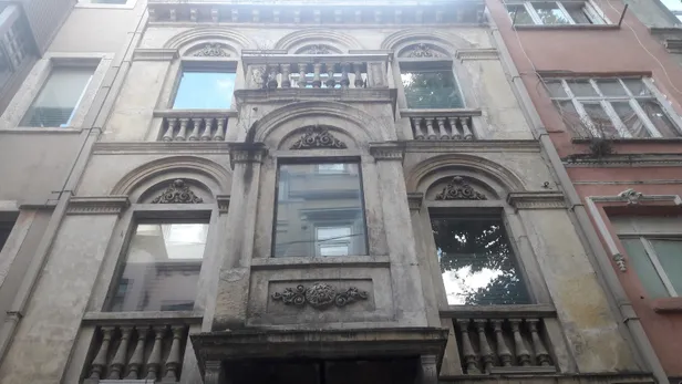 Beyoğlu'nda apart otelde 2 İngiliz turistin sır ölümü-3