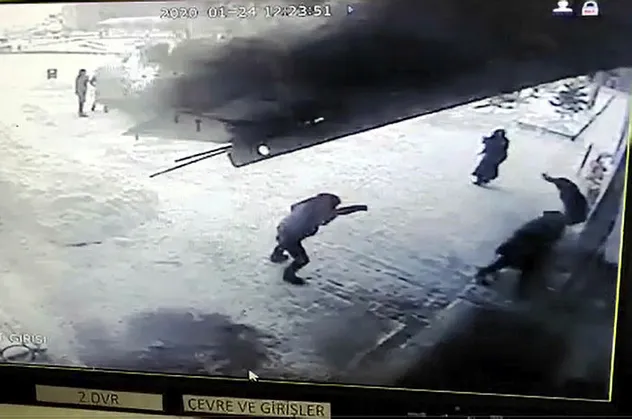 Van'da korku dolu anlar! Hastanenin çatısı çöktü