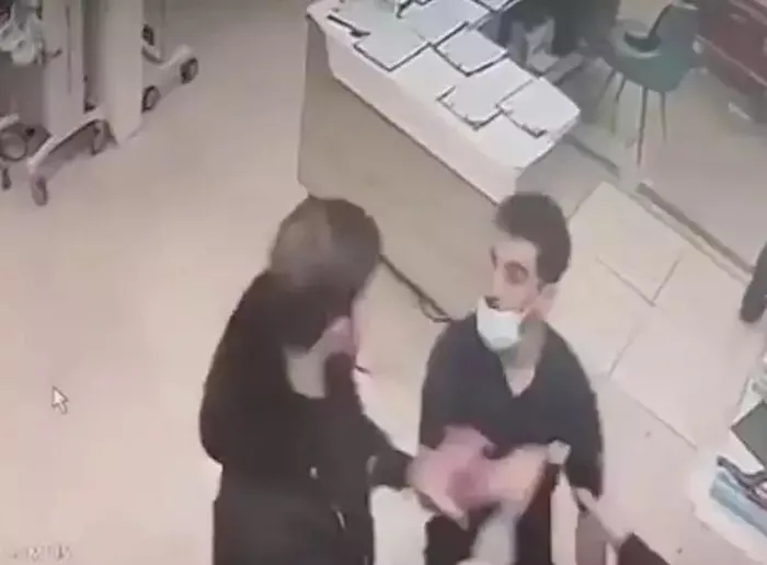 hasta-yakini-hemsireyi-darbetti-saldiri-ani-kameraya-anbean-yansidi-1703589311697.jpeg