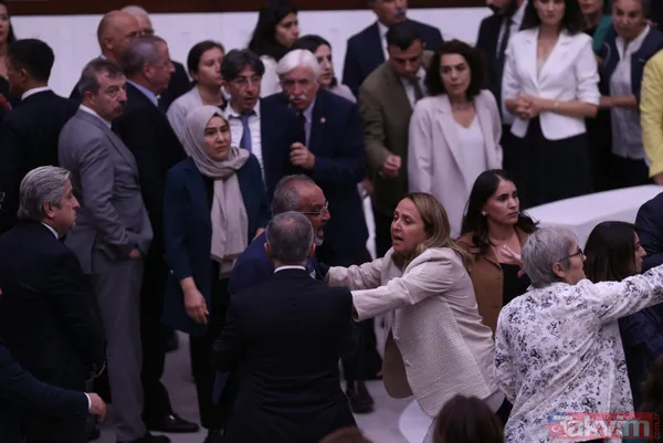 Filistin oturumuna mazeret sunan CHP lideri Özgür Özel Can Atalay için seke seke Meclis'e geldi! Bir de üstüne DEM Grubu'na gitti - 22