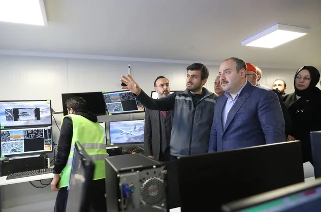 Bakan Varank, Bayraktar AKINCI TİHA'nın saha testlerini inceledi