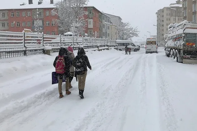 Van'da okullar yarın da tatil edildi