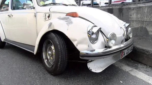 Son dakika: Avcılar D-100 yan yolda ambulans araçların arasından geçmeye çalışırken İETT ve otomobile çarptı-7