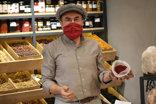 yarim-kilo-fiyati-bilezikle-kapisiyor-dunyanin-en-pahalisi-bu-baharati-alip-satan-zengin-oldu-1604683598725.jpg Yarım kilo fiyatı bilezikle kapışıyor aşırı kıymetli! Bu baharatı alıp satan turnayı gözünden vurdu-2