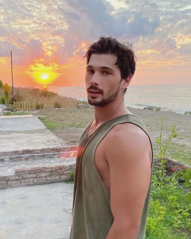 1699968731157.jpg Deniz Can Aktaş'ın asıl mesleği oyunculuk değilmiş! Duyan kulaklarına inanamadı! Bambaşka bir bölümden mezun olmuş! Meğer...-2