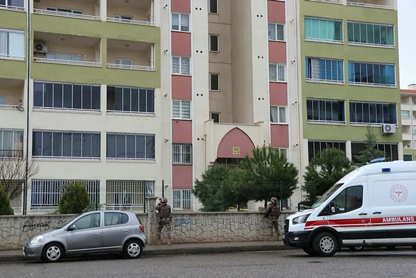 son-dakika-diyarbakirda-hareketli-anlar-ozel-harekat-polisleri-bir-evde-alikonulanlar-icin-operasyon-duzenledi-1616752207275.jpg SON DAKİKA: Diyarbakır'da hareketli anlar! Özel harekat polisleri bir evde alıkonulanlar için operasyon düzenledi-7