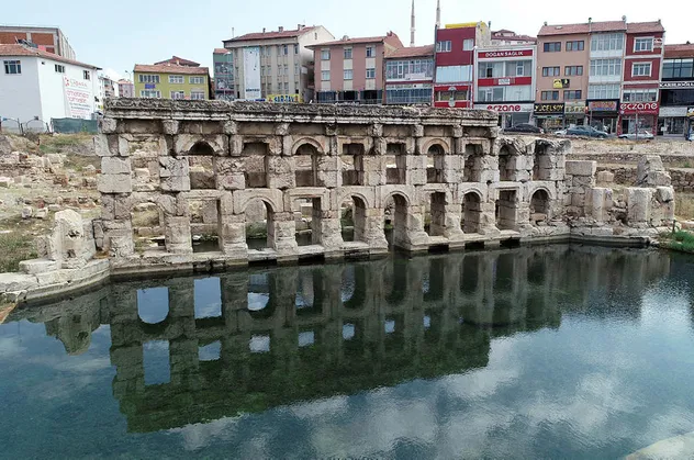 Kapısına kilit vurulan 2000 yıllık tarihi hamam meclis gündeminde
