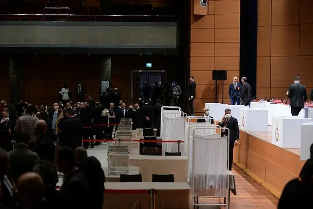 galatasaray-baskani-burak-elmastan-genel-kurula-cargp-1648336991759.jpeg Galatasaray Başkanı Burak Elmas'tan Genel Kurul'a çarpıcı açıklamalar-5