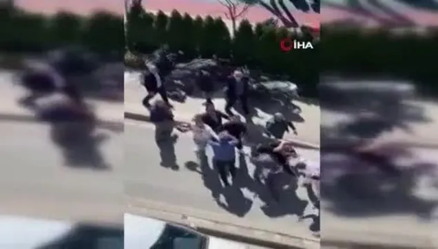 Üsküdar'da tekmeli yumruklu kavga kamerada