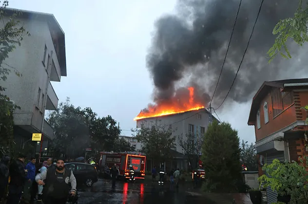 İstanbul Beykoz'da dehşet anları! Yıldırım düştü dere taştı