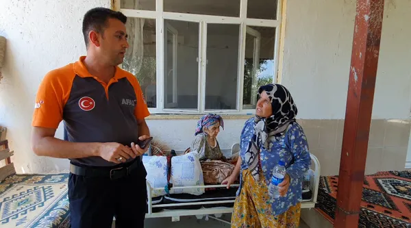 son-dakika-yanan-evinin-onunde-yerde-yatan-yasli-kadin-fotografiyla-yapilan-algi-yalan-cikti-kizi-soyledi-annemi-oraya-ben-yatirdim-1627985663562.jpg SON DAKİKA: Yanan evinin önünde yerde yatan yaşlı kadın fotoğrafıyla yapılan algı yalan çıktı! Kızı söyledi: Annemi oraya ben yatırdım-4