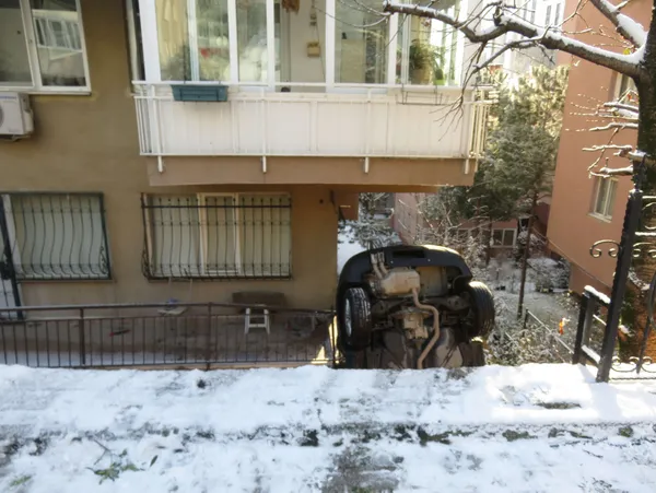 istanbulda-yollar-buz-tuttu-uskudarda-kayan-arac-bahcede-dik-durdu-1610962697478.jpg İstanbul'da yollar buz tuttu! Üsküdar'da kayan araç bahçede dik durdu-5