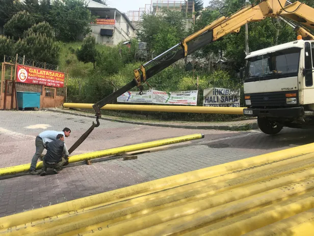 Kağıthane’de faciadan dönüldü! Kopan halat araca ok gibi saplandı-5