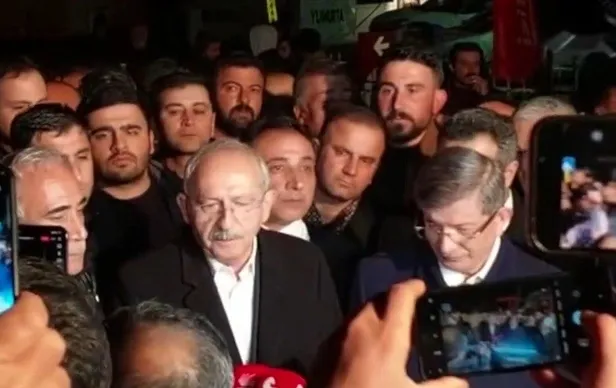 afet-bolgesinde-siyaset-devsirmeye-calisan-kilicdaroglu-yuhalandi-burasi-siyaset-yeri-degil-acimiz-var-1678905551550.jpeg Afet bölgesinde siyaset devşirmeye çalışan Kemal Kılıçdaroğlu'nu vatandaşlar yuhaladı! Tepkiler üzerine bölgeyi apar topar terk etti-2