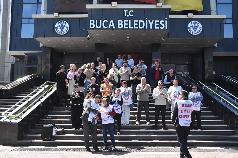chpli-buca-belediyesinde-yine-eylem-haber-gelmezse-is-birakacagiz-1777376110477.jpeg CHP'li Buca Belediyesi'nde yine eylem: Haber gelmezse iş bırakacağız-3