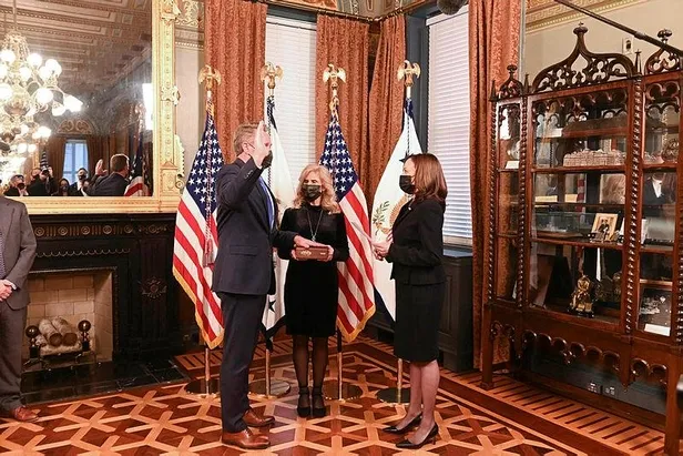 ABD'nin yeni Ankara Büyükelçisi Jeff Flake yemin ederek resmi olarak unvanını aldı-2