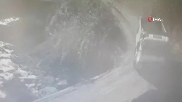 Rize'deki feci kaza kameralarda! Toprak yüklü kamyon dereye yuvarlandı-1