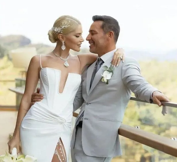 melis-sutsurup-ile-bodruma-balayina-giden-mustafa-sandala-emina-jahovic-soku-1655839010201.jpeg Mustafa Sandal'a balayında Emina Jahovic şoku - 8