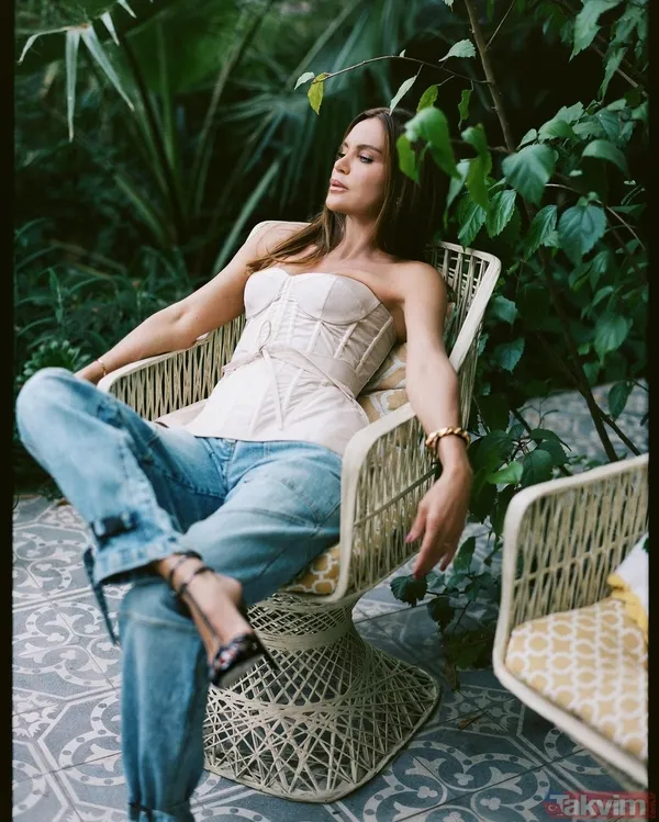 Ebru Şallı dekoltede sınır tanımadı! Sosyal medyada tepki çekti: “Giyinmeyi unutmuş” Havuz başında eşini sarıp sarmalayan Ebru... - 3