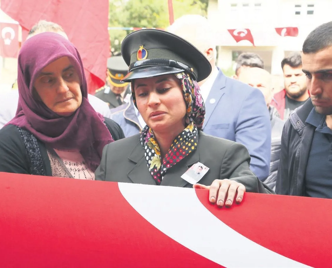 On binler uğurladı