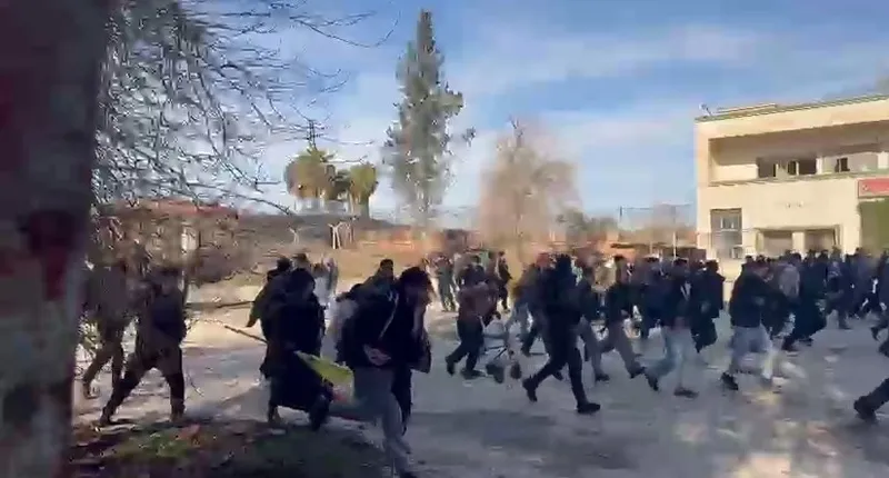 hududu-asan-kahpelik-kandilin-ipini-saldigi-ypgli-teroristler-turk-bayragina-el-uzatti-1768913709820.jpeg Hududu aşan kahpelik! Kandil'in ipini saldığı YPG'li teröristler Türk bayrağına el uzattı | Beştepe'den net mesaj: Cezasız kalmayacak-2