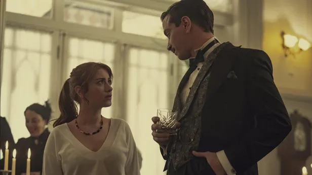 pera-palasta-gece-yarisi-uyarlama-mi-konusu-nedir-oyunculari-kimler-pera-palasta-gece-yarisi-nerede-cekildi-pe-1646312836468.jpg Pera Palas'ta Gece Yarısı nerede çekildi? Pera Palas Hotel nerede? Pera Palas'ta Gece Yarısı hangi kitaptan uyarlama, oyuncuları kimler?-2